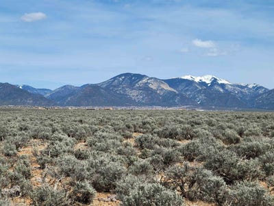 /international/us/east-of-quino-road-el-prado-nm-110100997761/
