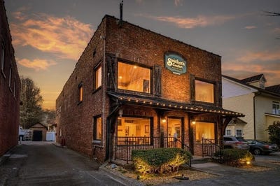 /international/us/240-main-street-blue-ridge-ga-110106585537/
