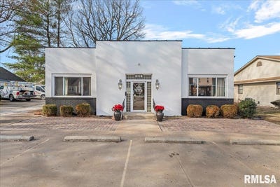 /international/us/221-s-monroe-street-pittsfield-il-110104991266/