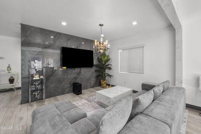 /international/us/9427-lemona-avenue-north-hills-ca-110106815611/