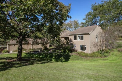 /international/us/746b-oak-hill-road-lake-barrington-il-110120461137/