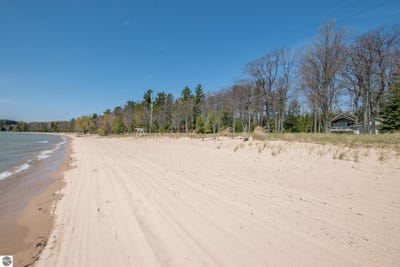 /international/us/3784-s-lee-point-road-suttons-bay-mi-110107937055/