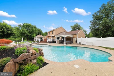/international/us/4-castle-court-bordentown-nj-110119481336/