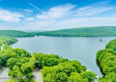 /international/us/22-mountainwoods-drive-lake-harmony-pa-110105878291/