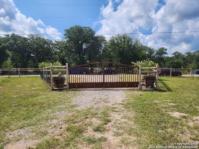 /international/us/1208-county-road-317-la-vernia-tx-110085693810/?lang=en