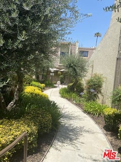 /international/us/18417-collins-st-tarzana-ca-110105392351/