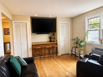 /international/us/2160-mineral-spring-street-north-providence-ri-110108033335/