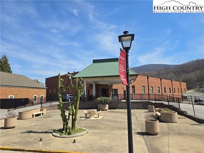 /international/us/207-jefferson-station-place-west-jefferson-nc-110106730019/