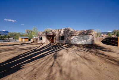 /international/us/111-camino-juan-ortiz-taos-nm-110099693276/