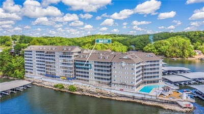 /international/us/68-lighthouse-road-lake-ozark-mo-110107553994/