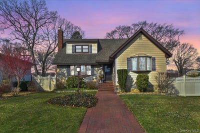 /international/us/2-oak-place-massapequa-ny-110107050130/