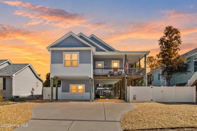 /international/us/128-ne-8th-street-oak-island-nc-110120591443/