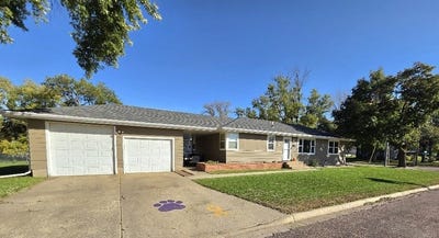 /international/us/210-e-maple-st-beresford-sd-110120532727/