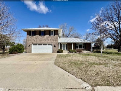 /international/us/2302-16th-ave-n-clear-lake-ia-110098751243/