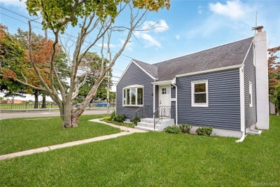 /international/us/4-sutton-court-west-islip-ny-110110356875/