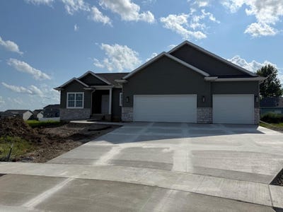 /international/us/135-sunbird-court-waterloo-ia-110099134678/
