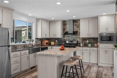 /international/us/2501-lowry-avenue-ne-saint-anthony-mn-110100848260/
