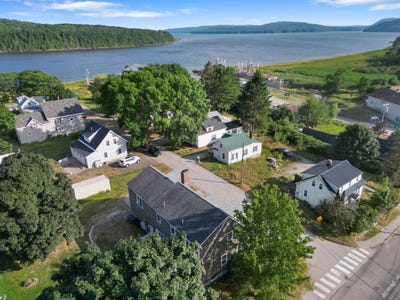 /international/us/4-church-street-winterport-me-110101685126/