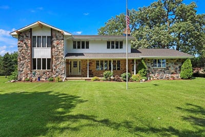 /international/us/15314-ives-grove-road-yorkville-wi-110109165774/
