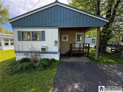 /international/us/9-shore-acres-drive-bemus-point-ny-110108259368/