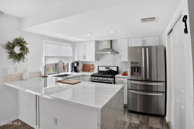 /international/us/15230-roxford-street-sylmar-ca-110119423643/