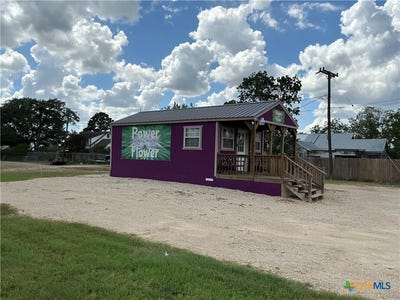 /international/us/608-e-central-avenue-nixon-tx-110100766813/