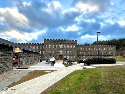 /international/us/8-silk-mill-drive-hawley-pa-110107965259/