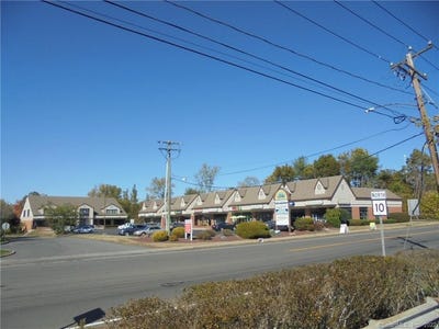 /international/us/17-farmington-avenue-plainville-ct-110060928365/