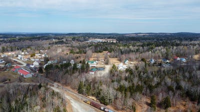 /international/us/m11l10-gordon-hill-road-thorndike-me-110107401625/