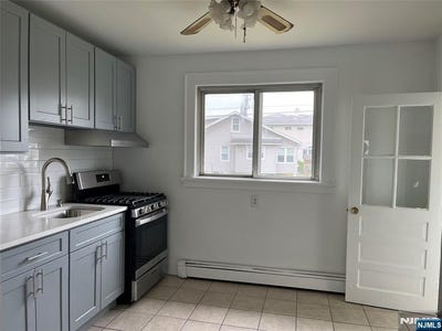 /international/us/23-03-rosalie-street-fair-lawn-nj-110108226983/