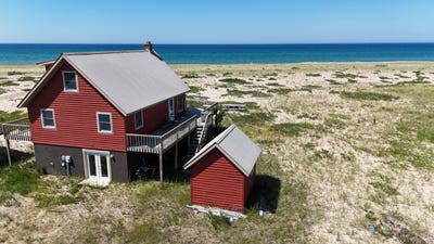 /international/us/e21858-coast-guard-pt-grand-marais-mi-110100627641/