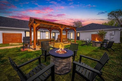 /international/us/907-hill-st-fredericksburg-tx-110103155715/