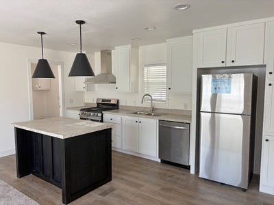 /international/us/1700-s-state-st-hemet-ca-110107720928/