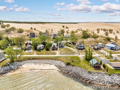 /international/us/2806-n-lakeshore-drive-mears-mi-110099967770/