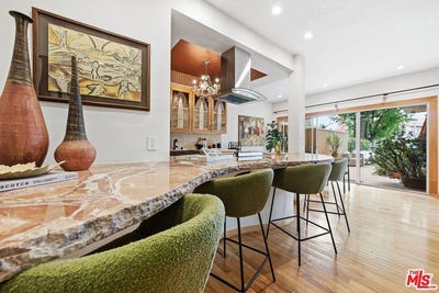 /international/us/612-s-barrington-ave-los-angeles-ca-110108885796/