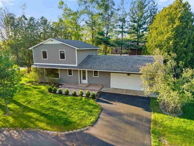 /international/us/540-w-summit-harbor-springs-mi-110107351438/