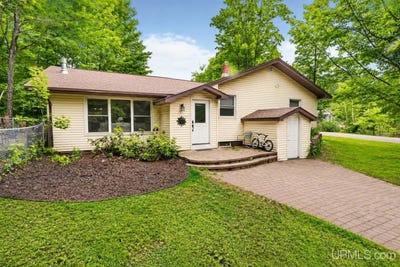 /international/us/1695-vandenboom-avenue-marquette-mi-110108965305/