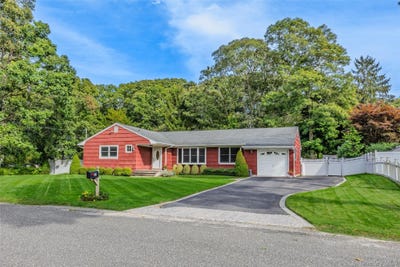 /international/us/51-beachfern-road-center-moriches-ny-110120153918/