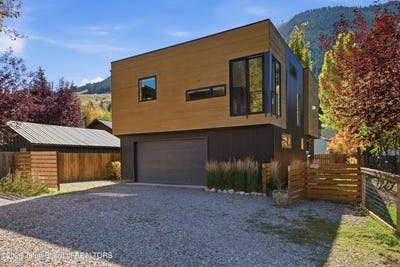 /international/us/670-s-millward-street-jackson-wy-110120498649/