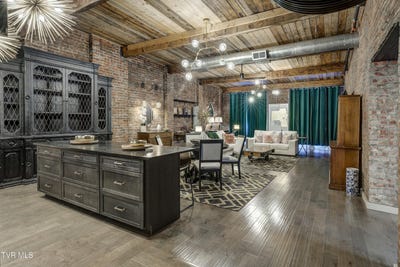/international/us/809-state-street-bristol-va-110103303551/