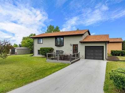 /international/us/403-pleasant-ave-n-surrey-nd-110109005383/