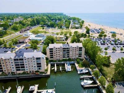 /international/us/240-water-street-st-joseph-mi-110100077183/