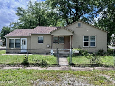 /international/us/220-n-kentucky-street-carterville-mo-110100073863/