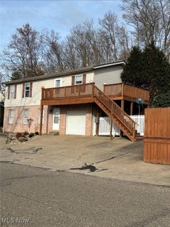 /international/us/527-ridge-avenue-ne-new-philadelphia-oh-110101647203/