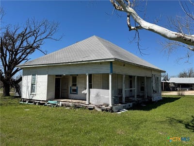 /international/us/320-n-5th-street-lott-tx-110104615056/