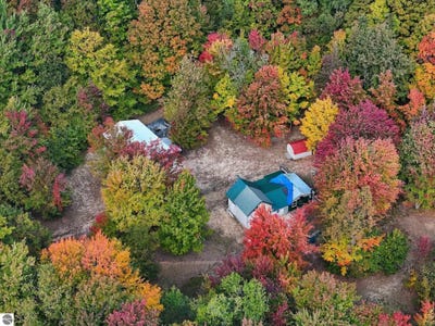 /international/us/11096-dirt-road-mesick-mi-110120460612/