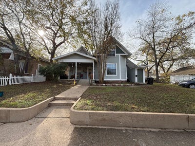 /international/us/224-w-hull-street-denison-tx-110106757616/