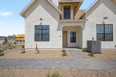 /international/us/8232-e-university-drive-mesa-az-110108299990/