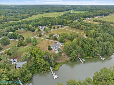 /international/us/935-ring-farm-road-white-stone-va-110106071351/
