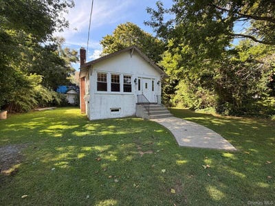 /international/us/6-bridle-way-oakdale-ny-110120484758/